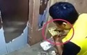 Video: Shipper hồn nhiên ăn vụng thức ăn của khách hàng giữa đường