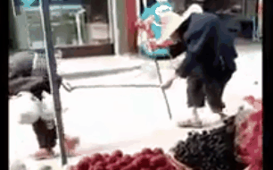 Video: Già yếu lưng lại còng, cụ bà vẫn dắt cụ ông đi chợ