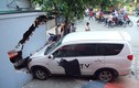 Kinh hoàng ô tô đâm thủng tường nhà dân ở Hà Nội