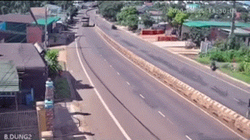 Video: Tông ô tô, xe tải cẩu mất lái cày nát dải phân cách