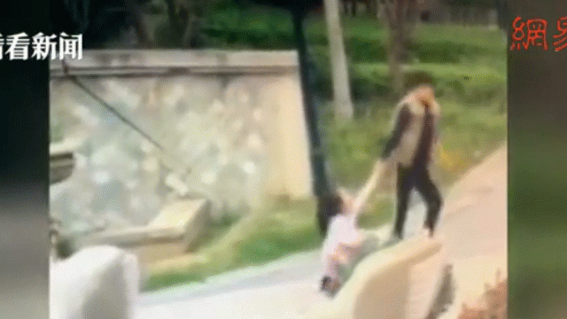 Video: Bà kéo lê bé gái hơn 10 m trên nền xi măng gây phẫn nộ 