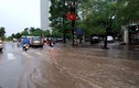 Đường phố Hà Nội thành “sông” sau cơn mưa lớn