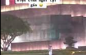 Video: "Hai đối tượng" lẻn vào khuôn viên Lăng Bác được cảnh vệ thơm má