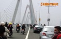 Nhức mắt khi cầu Nhật Tân hoành tráng thành bãi đỗ xe