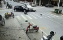 Video: Thót tim vì 2 ô tô và 1 xe máy tông nhau ngay giữa giao lộ