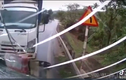 Video: Vượt ẩu bất ngờ, xe tải va chạm kinh hoàng với xe đi ngược chiều
