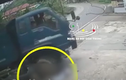 Video: Ô tô tải cán người đi xe máy khi quay đầu