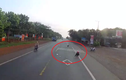 Video: Đánh rơi đồ và hành động của tài xế khiến 2 cô gái cúi đầu cảm ơn