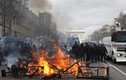 Bạo lực bùng phát, trung tâm Paris chìm trong khói lửa
