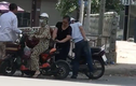 Video: Dừng xe mua hoa quả, cô gái bị kẻ gian trộm tiền nhanh như chớp