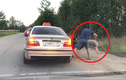 Video: Ném rác ra đường, khách nam bị tài xế taxi quẳng ra khỏi xe