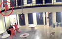 Video: Tù nhân nhảy lầu tự tử, được 3 bạn tù cứu mạng như phim hành động