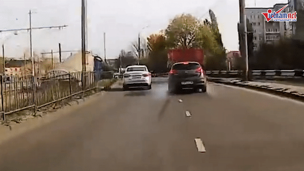 Video: Tài xế vượt ẩu với tốc độ cao, đâm thẳng vào đuôi xe tải