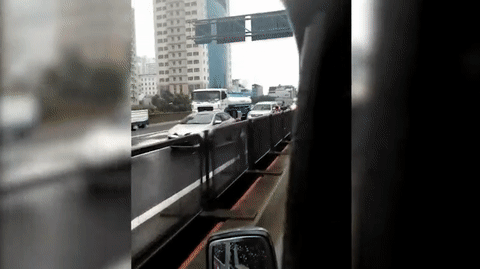 Video: Hãi hùng xe máy phóng bạt mạng, đi ngược chiều trên đường vành đai 3