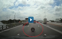 Video : Lốp ôtô rơi trên cao tốc gây tai nạn cho xe khác