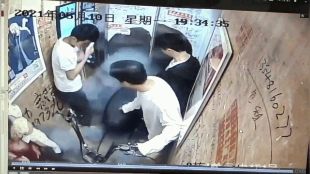 Video: Xe đạp điện phát nổ trong thang máy, 5 người bị thương