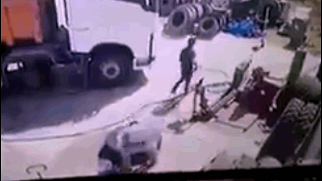 Video: Lốp ô tô phát nổ kinh hoàng, thổi bay người đàn ông lên không