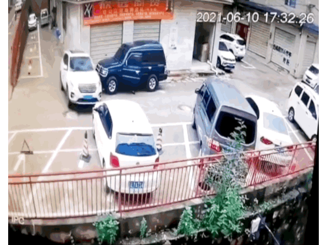 Video: Xe 7 chỗ húc xe 4 chỗ rơi xuống bệ cao 6m