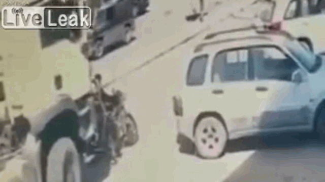 Video: 2 thanh niên bị xe tải cuốn vào gầm, thoát chết khó tin
