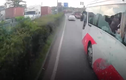 Video: Ô tô khách vỡ cả hàng kính khi va chạm với xe container