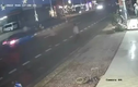 Video: Kinh hoàng ôtô tông người đàn ông bay lên cao