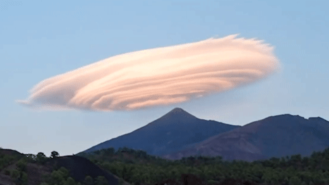 Video: Mây hình đĩa bay lơ lửng trên đỉnh núi, du khách tưởng UFO