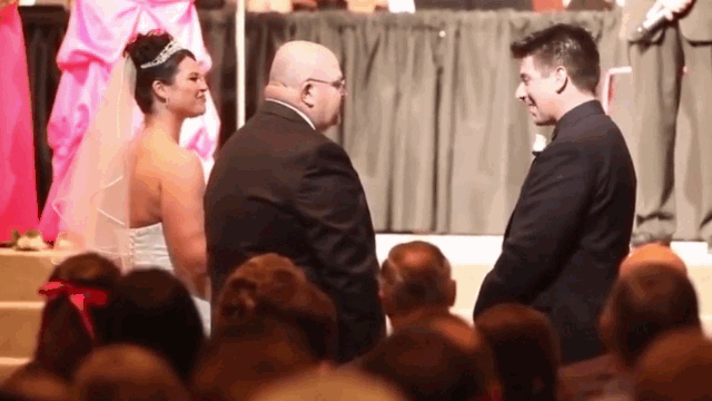 Video: Bố vợ có màn "dằn mặt" con rể hài hước trong đám cưới
