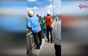 Video: Tài xế Grab kịp cứu người đàn ông định nhảy cầu