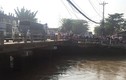 Kỳ lạ: Hàng trăm người hiếu kỳ xem... xe máy nằm ven sông