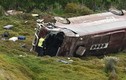 Australia: Xe buýt chở 27 nữ sinh lật nhào sau khi đâm xe tải