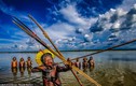 Độc đáo bộ tộc ở Brazil săn cá bằng cung tên