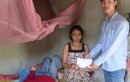 Trao quà bạn đọc đến gia đình chị Nguyễn Thị Im