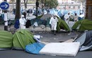 Dọn dẹp trại tị nạn tạm bợ trên đường phố Paris
