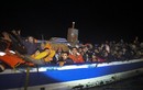 Nghẹt thở cảnh giải cứu 400 di dân trên Địa Trung Hải