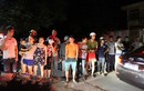 Ảnh: Dân thức đêm chờ xem mặt nghi phạm thảm sát ở Quảng Ninh
