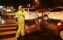 Chùm ảnh: CSGT Hà Nội dầm mưa phân luồng giao thông trong đêm
