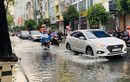 Mưa như trút, nhiều tuyến đường ở Sài Gòn ngập lênh láng