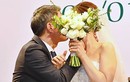 Công Lý ngượng ngùng hôn bà xã kém 15 tuổi trong tiệc cưới