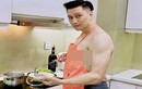 Việt Anh vào bếp khoe body trá hình, lộ chuyện sống chung Quỳnh Nga?