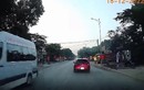 Video: Nữ tài xế bẻ lái cực nhanh, ô tô vẫn bị tông văng