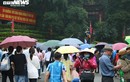 Du khách nườm nượp đội mưa đổ về Đền Hùng trong ngày khai hội