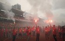 Pháo sáng, cờ đỏ rực sân Lạch Tray trước trận Việt Nam – UAE