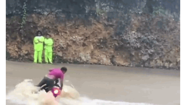 Video: Cố lao xe máy qua dòng nước lũ, người đàn ông bị cuốn trôi