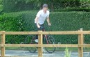 Brad Pitt đạp xe dạo phố sau ồn ào tranh chấp quyền nuôi con