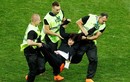 Nhóm nhạc Nga phá đám chung kết World Cup đối mặt án phạt