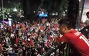 Olympic VN thua, Tuấn Hưng vẫn hát trên ban công cùng hàng nghìn CĐV
