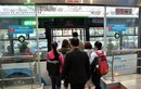 Cận cảnh buýt nhanh BRT đông khách ngày đầu bán vé