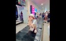 Danh tính cô gái cố ý ngồi xổm lên băng chuyền hành lý ở sân bay