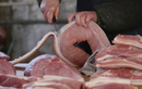 Ra chợ mua thịt lợn thấy 6 dấu hiệu này chứng tỏ bị bơm nước