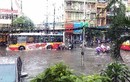 Ảnh: Mưa lớn, đường Hà Nội lại biến thành “sông“